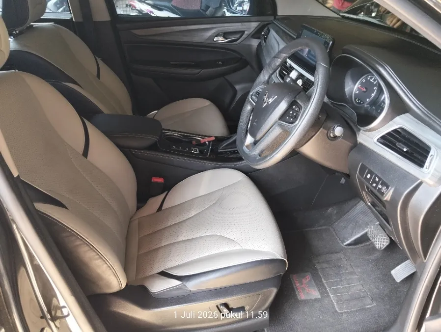 Foto Mobil Bekas Kabin Depan Wuling Cortez 1.5 L T Lux tahun 2021